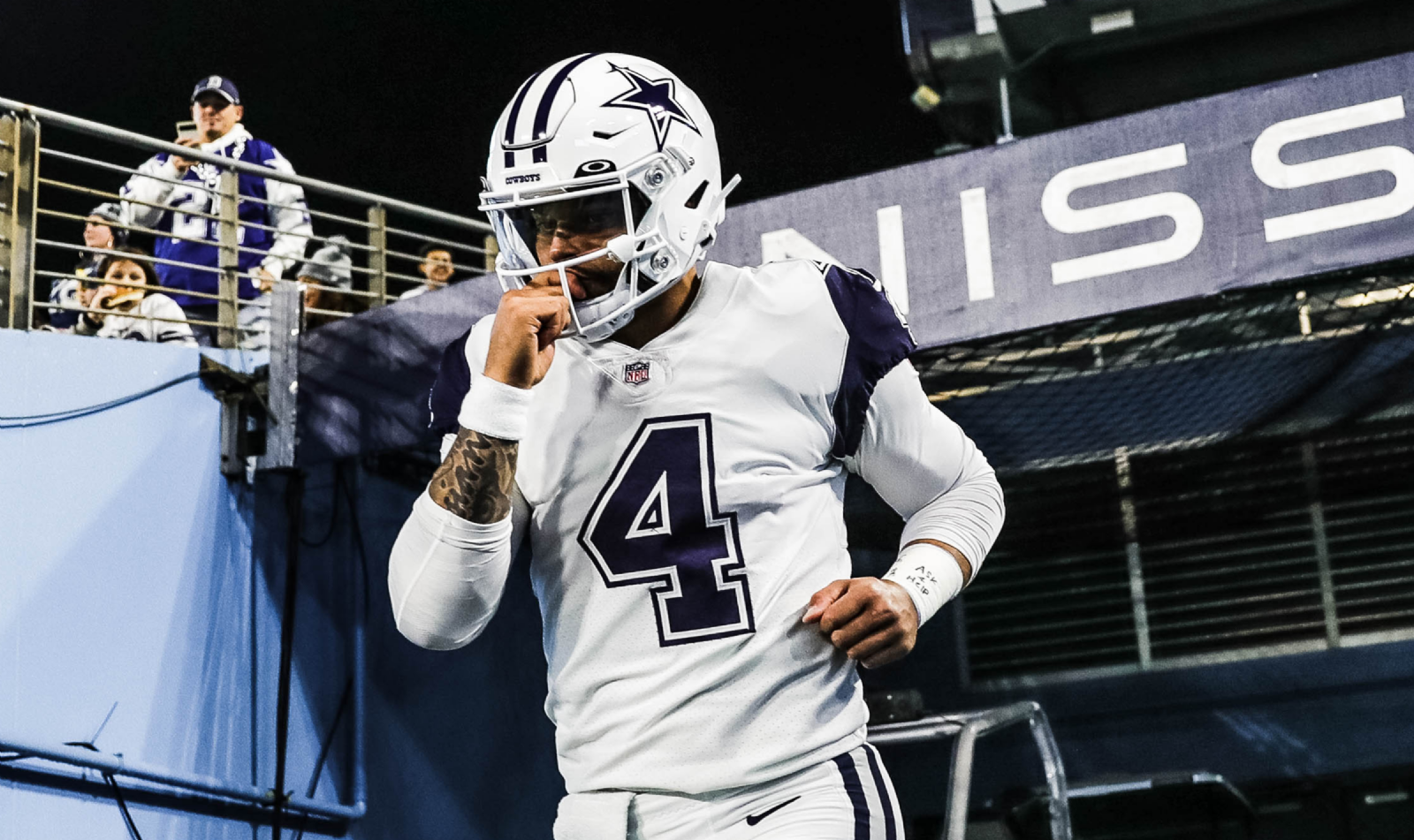 Cowboys vence a Titans y mantiene lucha por la cima del Este de la NFC