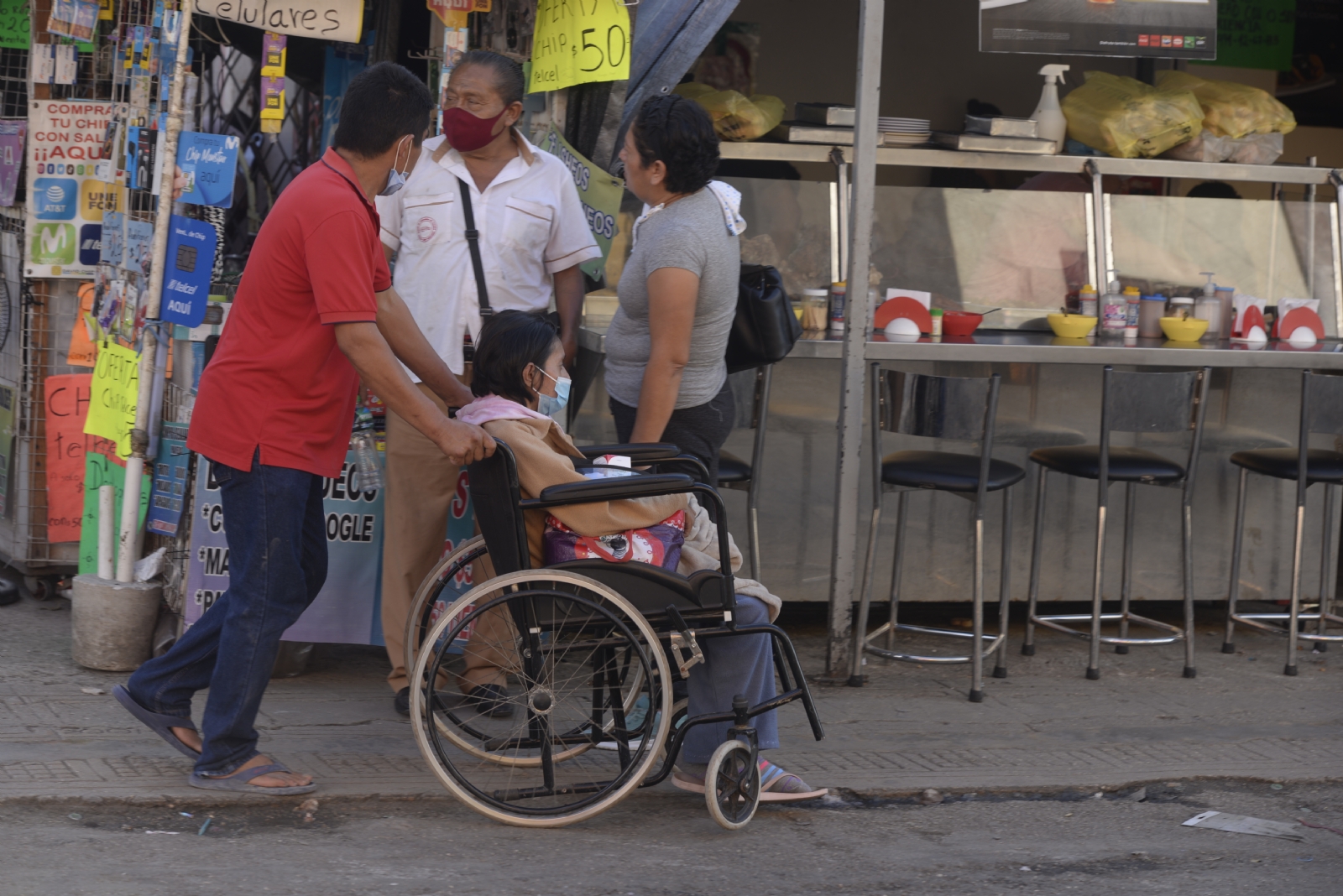 Especialistas denuncian que las aceras el Centro Histórico son peligrosas para todos