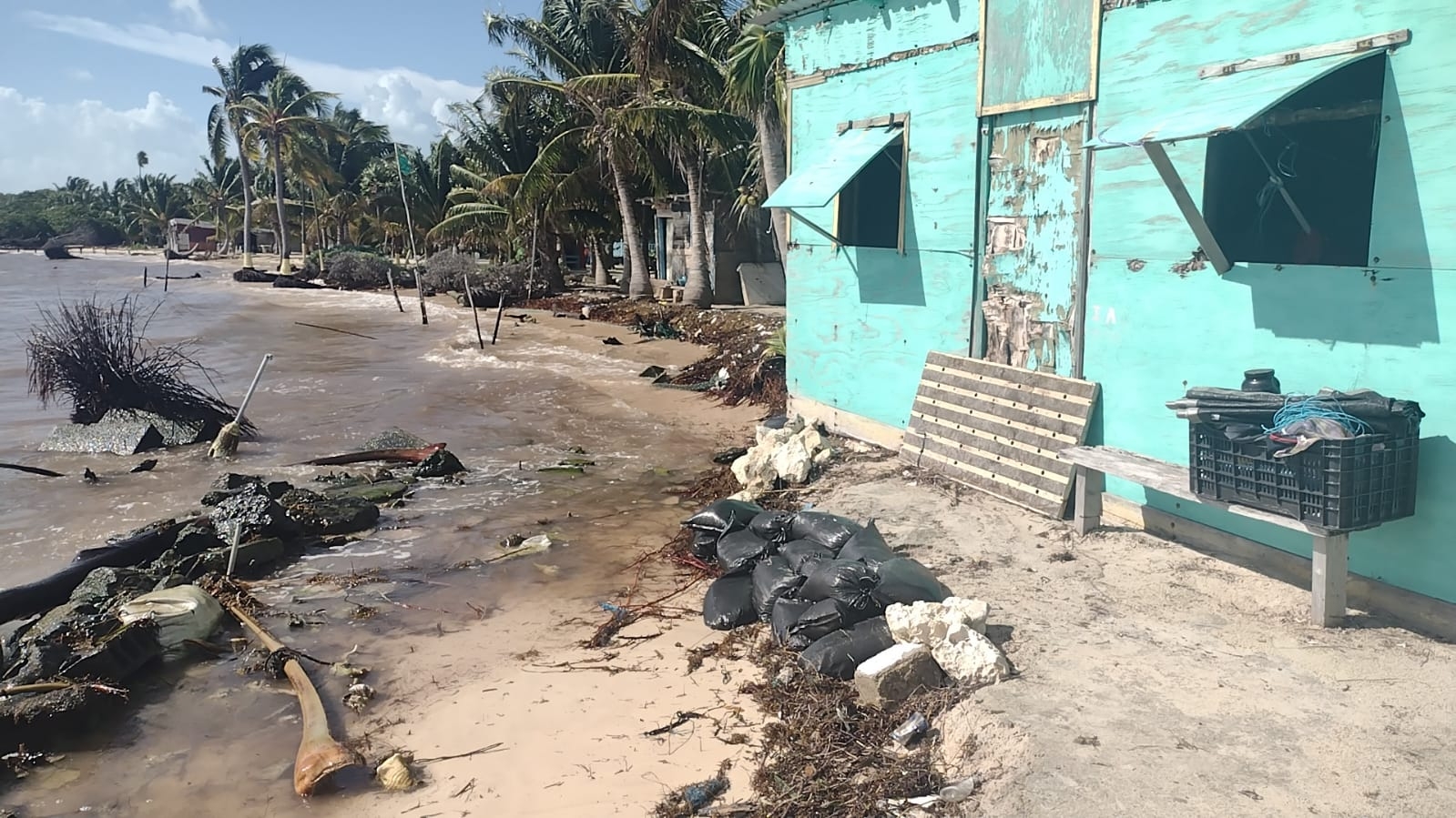 La gran mayoría de los habitantes ha optado por salir a tierra firme por el mal tiempo