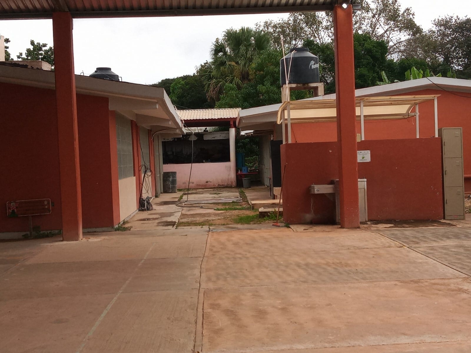 ariana Chablé Trujeque, vocal del Comité de Padres de Familia, señaló que la empresa dejó los ventiladores sin corriente ariana Chablé Trujeque, vocal del Comité de Padres de Familia, señaló que la empresa dejó los ventiladores sin corriente
