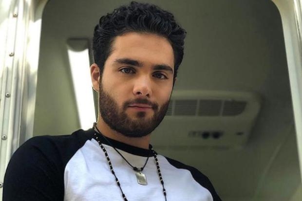 El joven se muestra trabajando como de costumbre. Foto: Especial