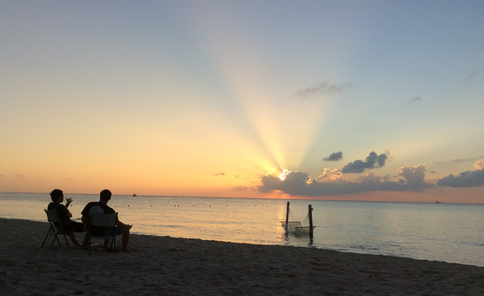 Una de las tradiciones en Cozumel es recibir los primeros rayos del sol en el primero de enero Una de las tradiciones en Cozumel es recibir los primeros rayos del sol en el primero de enero
