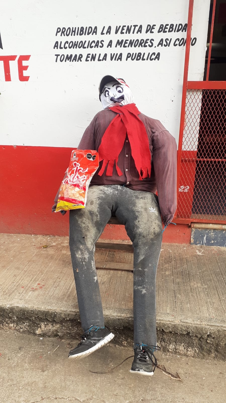 Los adultos también deben estar pendientes de la quema de esos viejos por los muchachos Los adultos también deben estar pendientes de la quema de esos viejos por los muchachos
