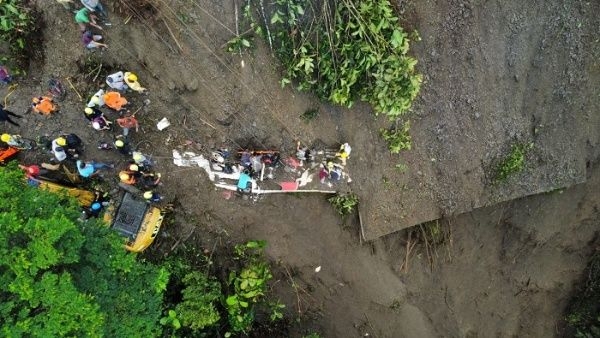 Deslizamiento en Colombia deja 3 muertos y 20 personas sepultadas Deslizamiento en Colombia deja 3 muertos y 20 personas sepultadas