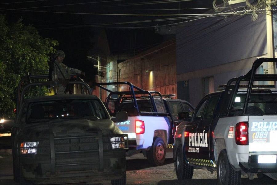 Cuando llegaron al inmueble hallaron a tres hombres muertos al interior y a uno más afuera del establecimiento.