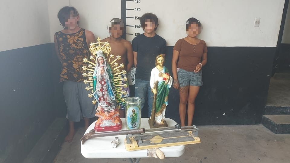 Los jóvenes habían robado dos imágenes religiosas y varias herramientas para venderlas Los jóvenes habían robado dos imágenes religiosas y varias herramientas para venderlas