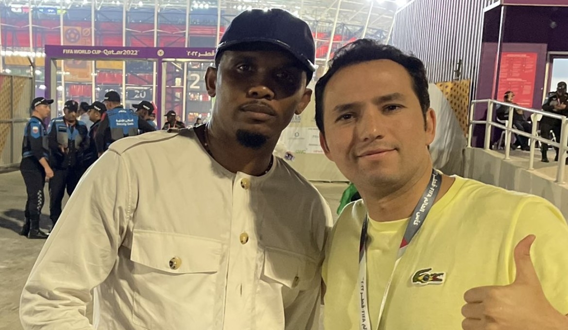 Samuel Eto'o posó con varios aficionados que le pidieron fotografías Samuel Eto'o posó con varios aficionados que le pidieron fotografías