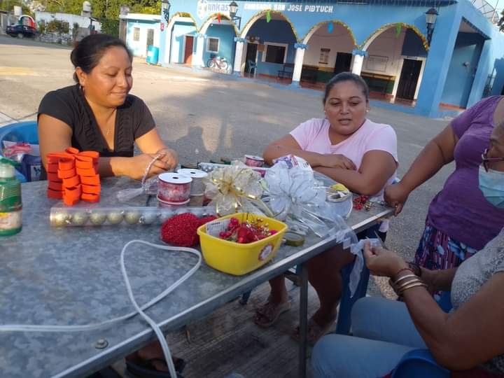 En su mayoría son madres de familia las mujeres que participan en este taller