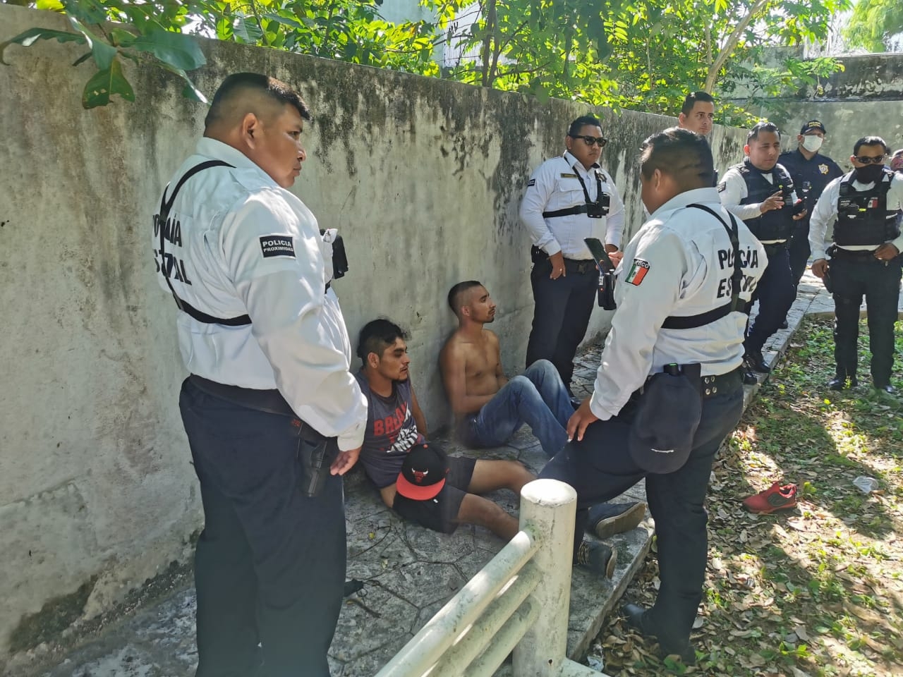Los ladrones se llevaron una cartera con dinero en efectivo y un teléfono celular Los ladrones se llevaron una cartera con dinero en efectivo y un teléfono celular