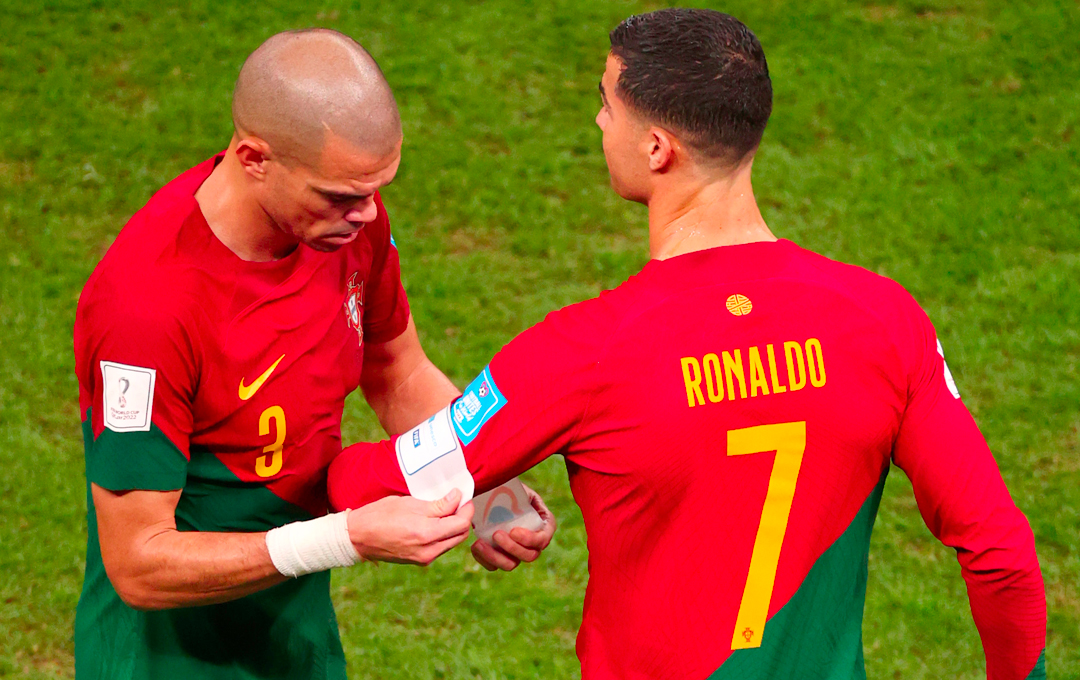 Cuando Cristiano Ronaldo ingresó al partido, Pepe le entregó el gafete de capitán Cuando Cristiano Ronaldo ingresó al partido, Pepe le entregó el gafete de capitán