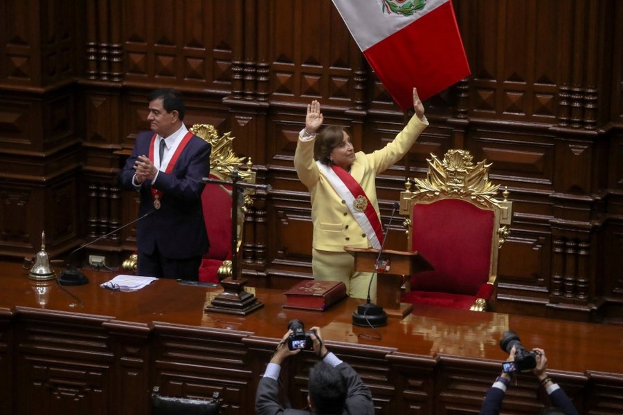 Dina Boluarte toma protesta como Presidenta de Perú
