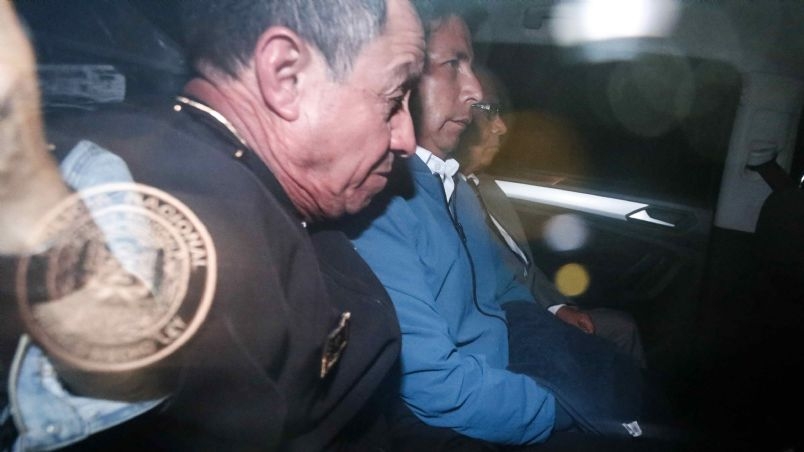 Pedro Castillo, expresidente de Perú, salió esposado de la Prefectura de Lima