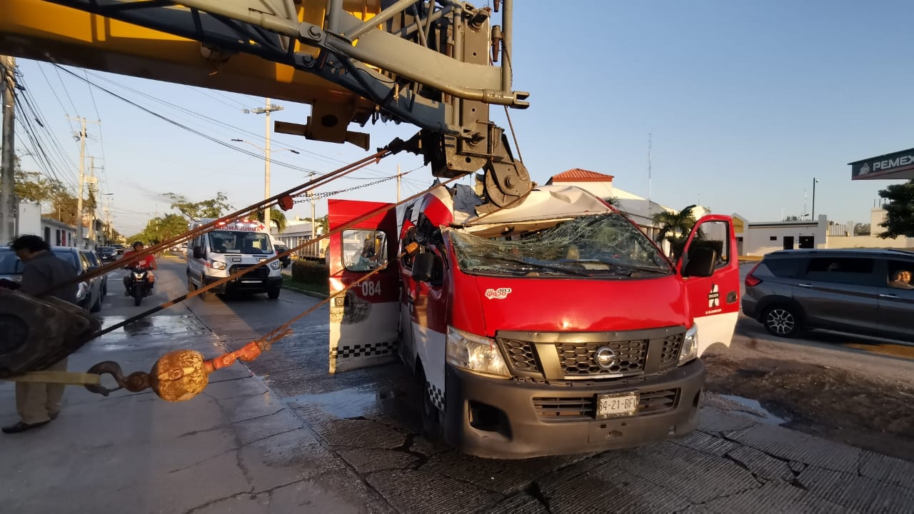 Grúa se impacta contra una combi y deja cerca de 10 lesionados en Ciudad del Carmen Grúa se impacta contra una combi y deja cerca de 10 lesionados en Ciudad del Carmen