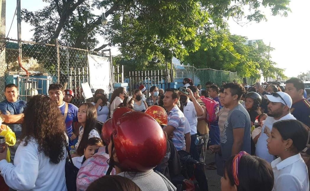 El Director fue dado de baja tras la protesta de padres de familia El Director fue dado de baja tras la protesta de padres de familia