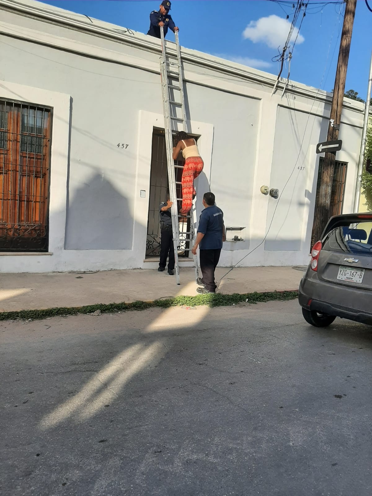 La mujer tuvo que salir por el techo de la casa en el Centro de la Ciudad