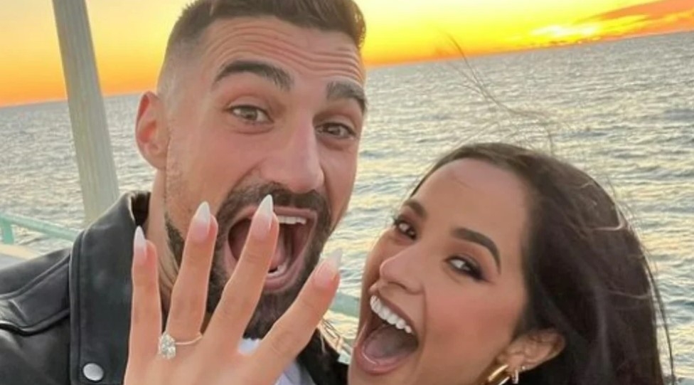 Becky G anuncia su compromiso con su esposo
