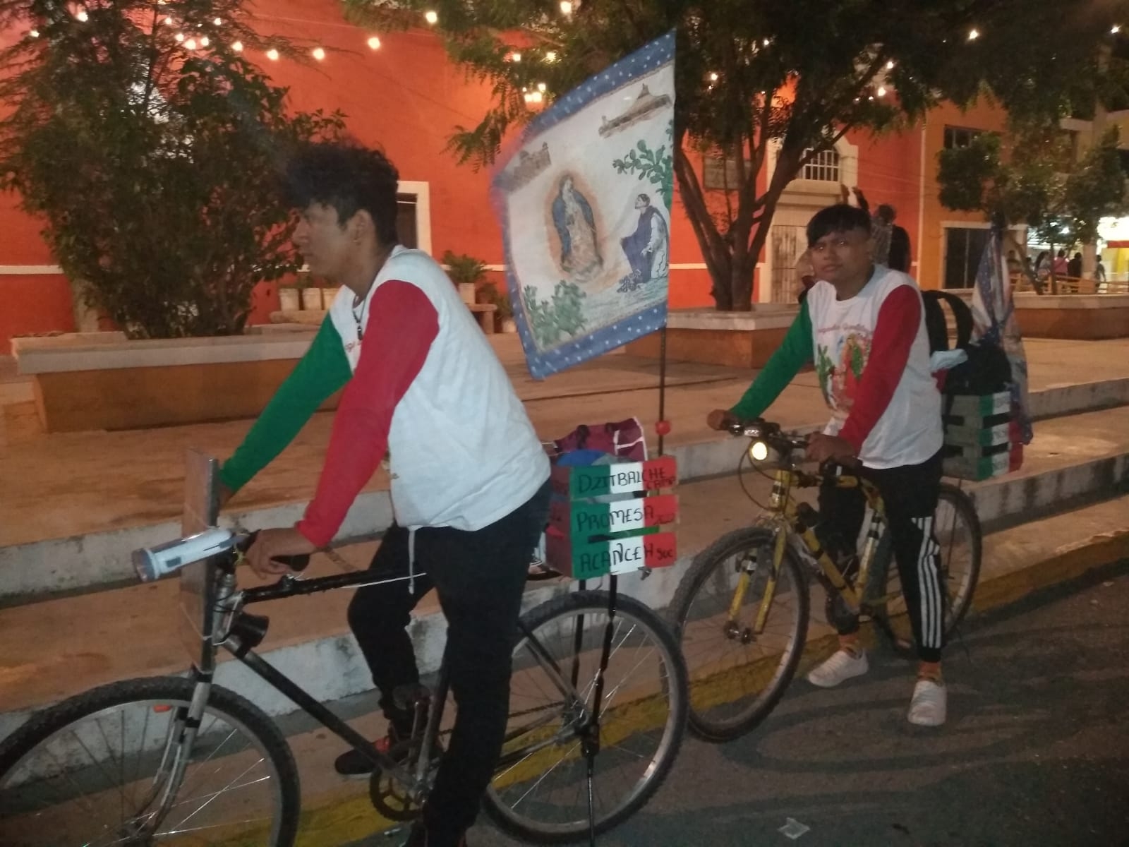 Los dos jóvenes recorren en bicicleta como parte de una tradición familiar en honor a la virgen de Guadalupe Los dos jóvenes recorren en bicicleta como parte de una tradición familiar en honor a la virgen de Guadalupe