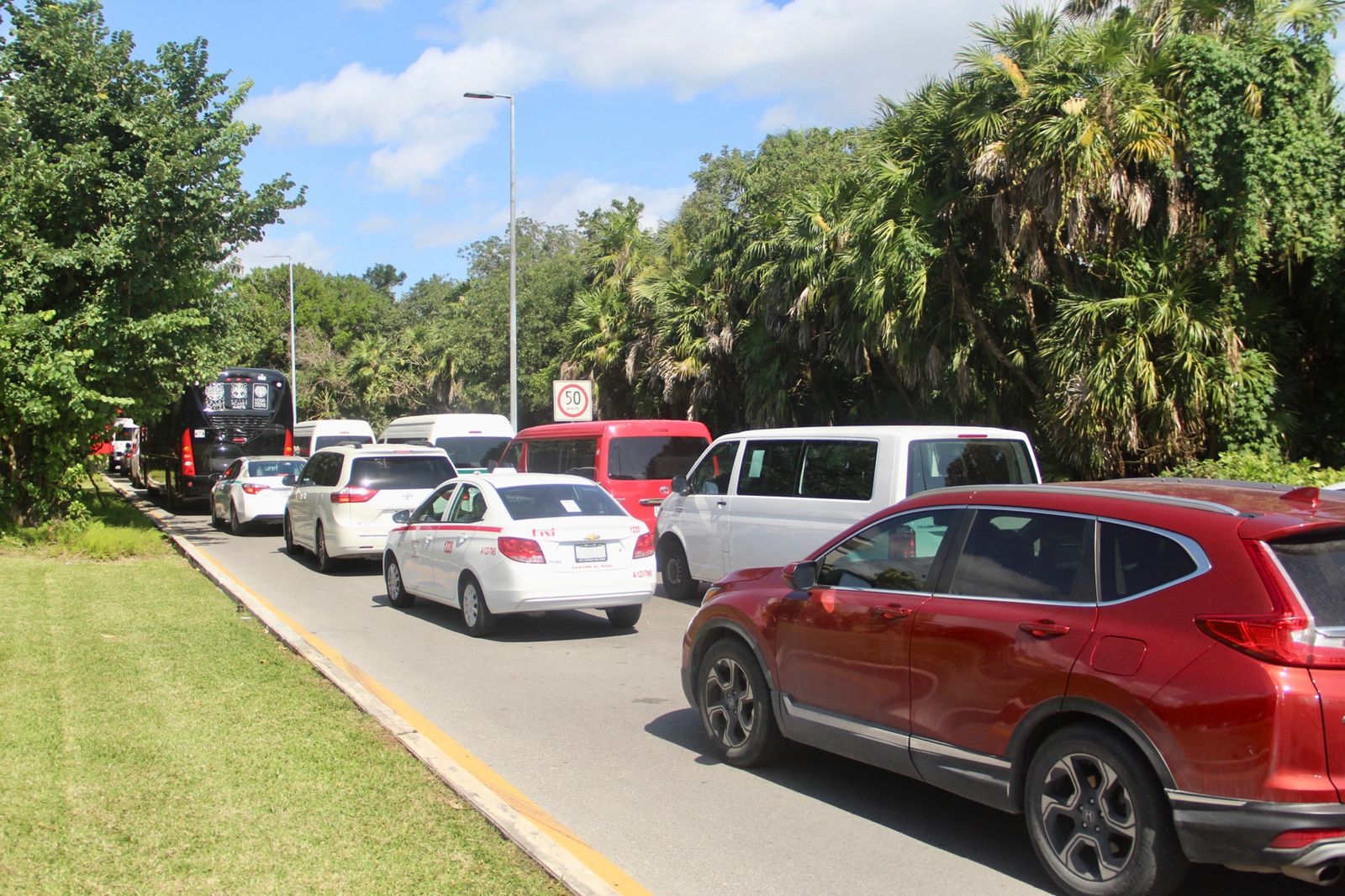 Transportistas indicaron que, aparte de la volcadura, se generaron más accidentes cerca del aeropuerto de Cancún Transportistas indicaron que, aparte de la volcadura, se generaron más accidentes cerca del aeropuerto de Cancún