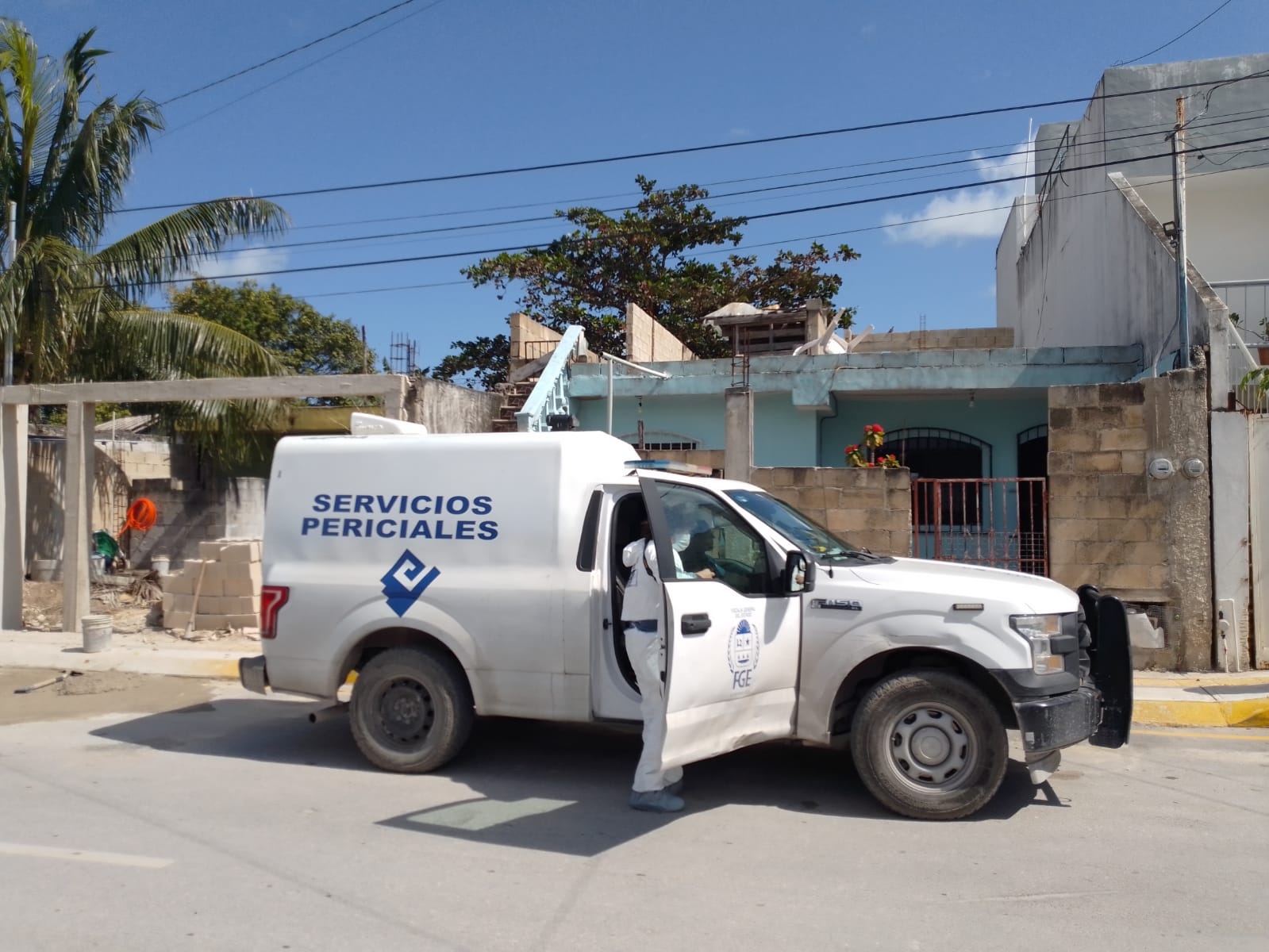 Personal del Semefo trasladó el cuerpo del abuelito desde su casa, hacia sus instalaciones en Cancún Personal del Semefo trasladó el cuerpo del abuelito desde su casa, hacia sus instalaciones en Cancún