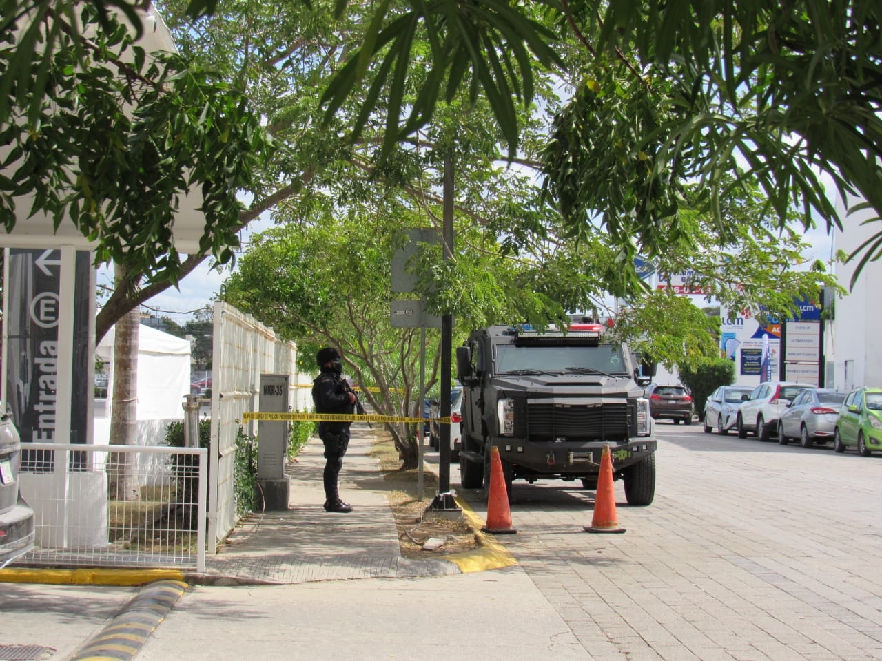 En el lugar se vio a varios elementos con armas largas ante un posible ataque