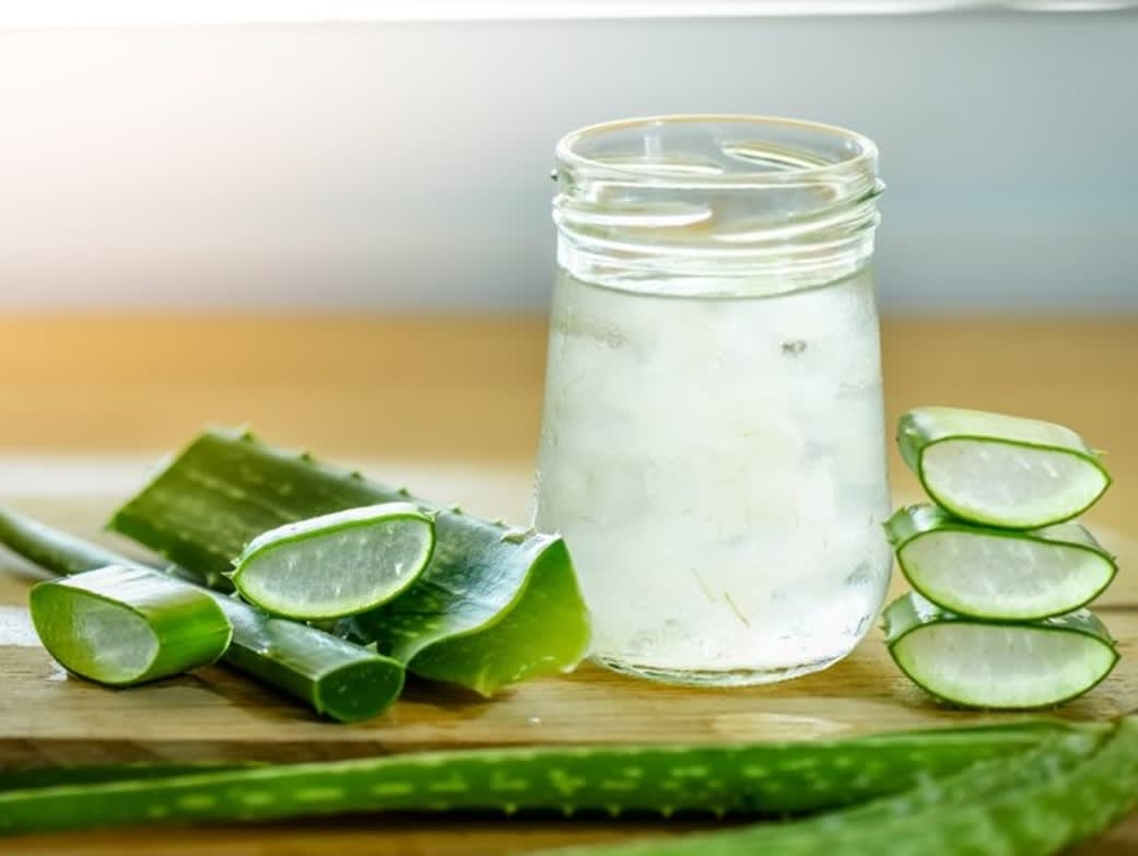 El aloe vera tiene entre sus componentes activos las vitaminas, aminoácidos, minerales El aloe vera tiene entre sus componentes activos las vitaminas, aminoácidos, minerales