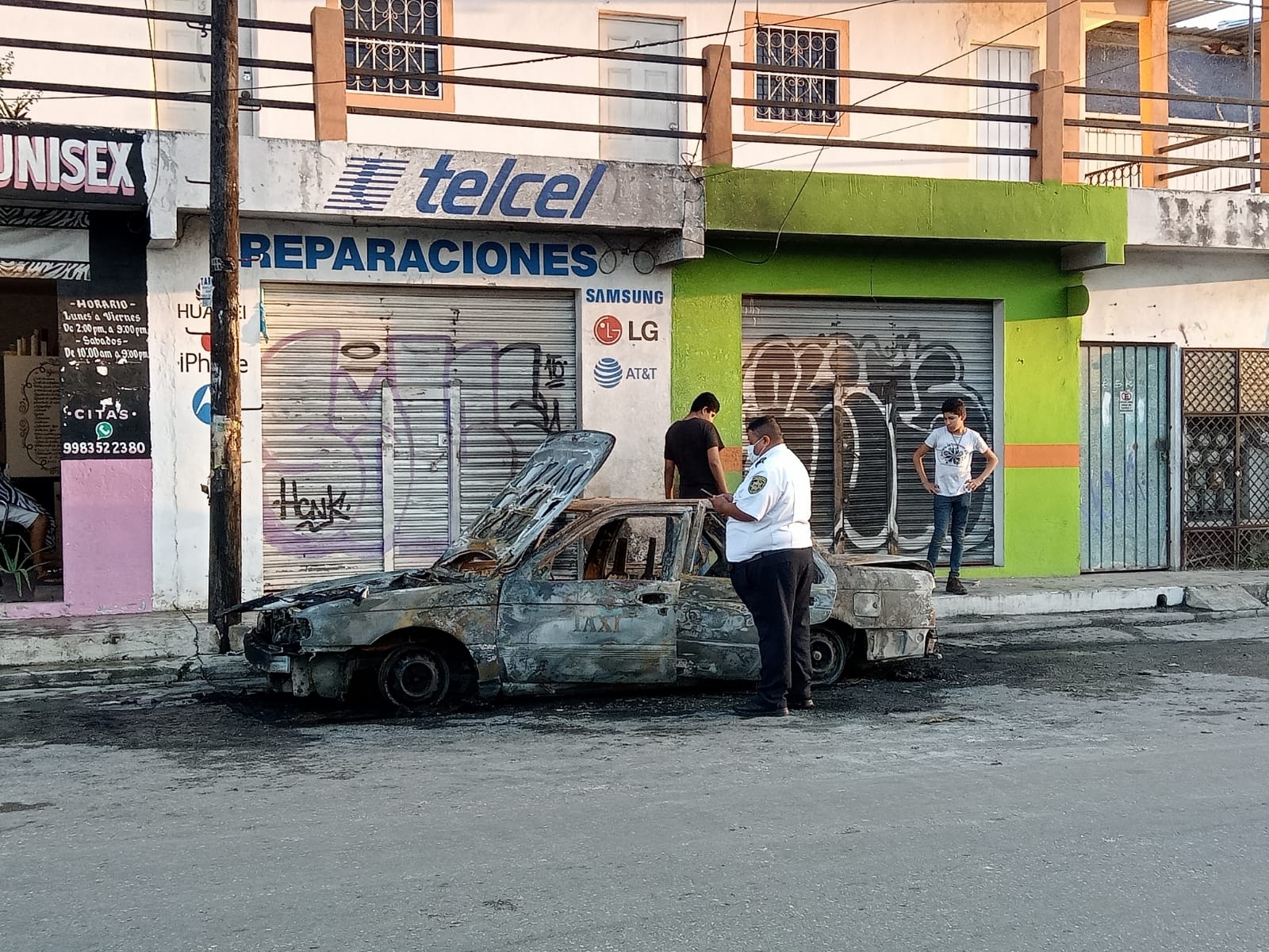 Taxi termina calcinado tras corto circuito en la Región 220 de Cancún