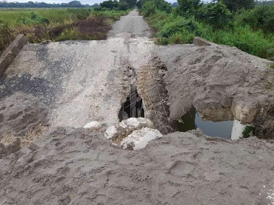 El puente se encuentra totalmente destrozado El puente se encuentra totalmente destrozado