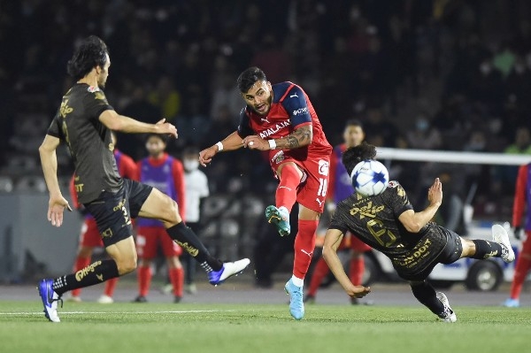 Alexis Vega anotó un golazo