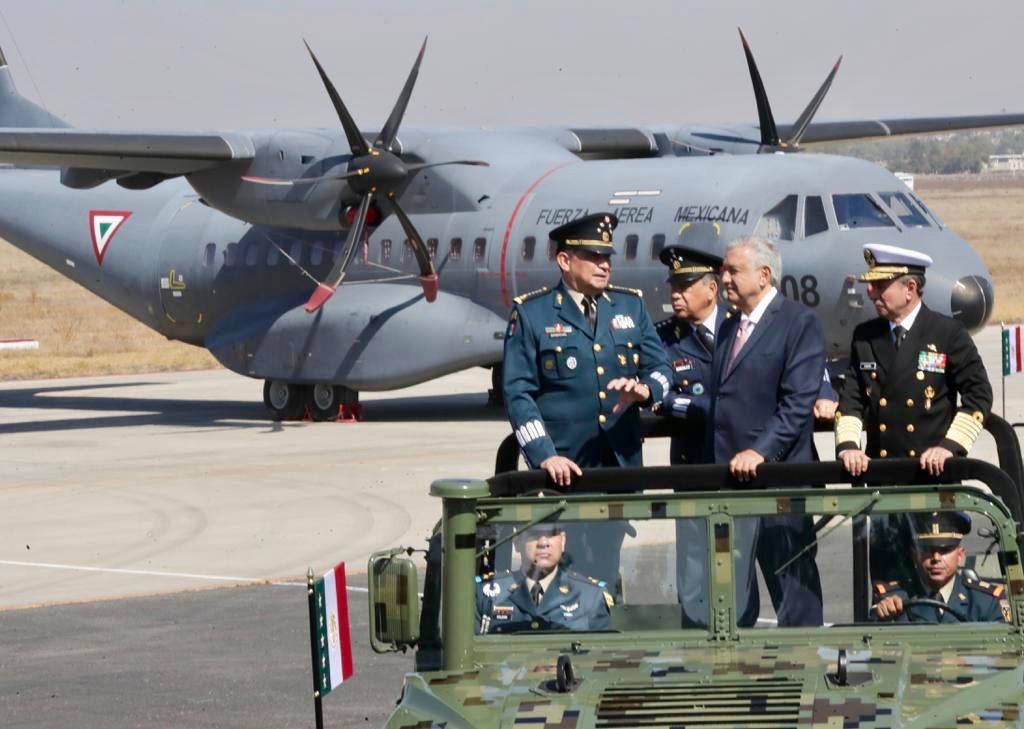 El Presidente reconoce la labor de las fuerzas aéreas por salvaguardar la seguridad y la integridad del país.