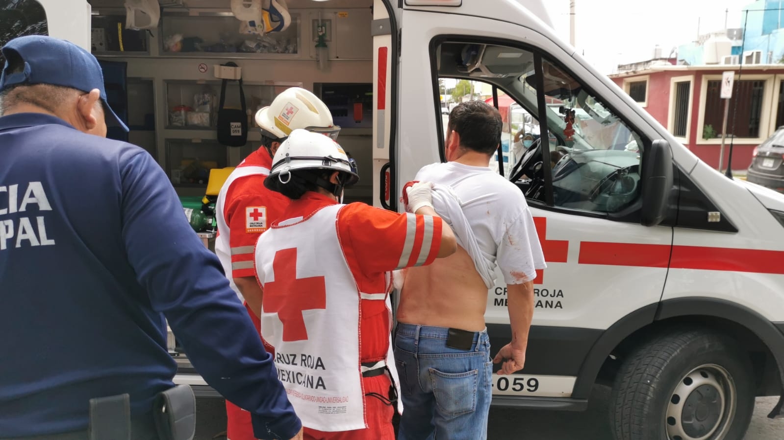 Al sitio arribaron agentes de la Dirección de Seguridad Pública de Ciudad del Carmen y la Cruz Roja Al sitio arribaron agentes de la Dirección de Seguridad Pública de Ciudad del Carmen y la Cruz Roja