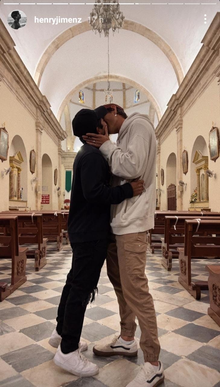 Henry Jiménez compartió un beso con su novio dentro de la Catedral