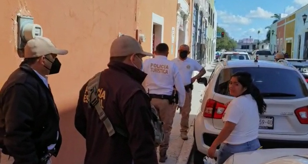 La mujer tuvo que ser auxiliada por elementos de la policía
