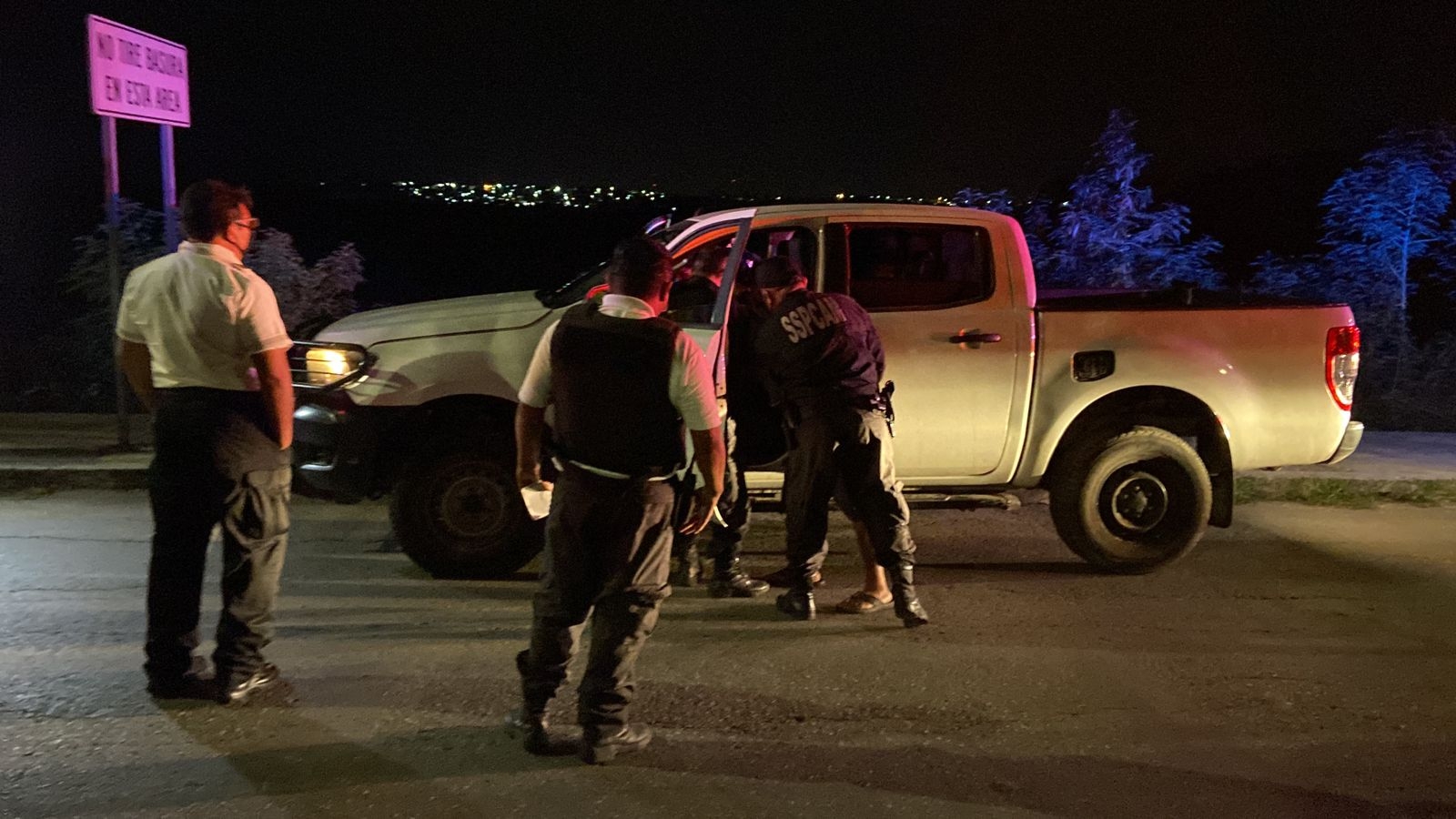 Elementos policiacos arrestaron a cuatro personas en la Avenida Siglo XXI de Campeche tras daños a propiedad municipal Elementos policiacos arrestaron a cuatro personas en la Avenida Siglo XXI de Campeche tras daños a propiedad municipal