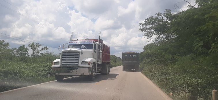 Automovilistas aseguran que los choferes de volquetes los rebasan, sin importar que traigan carga, lo que podría generar accidentes