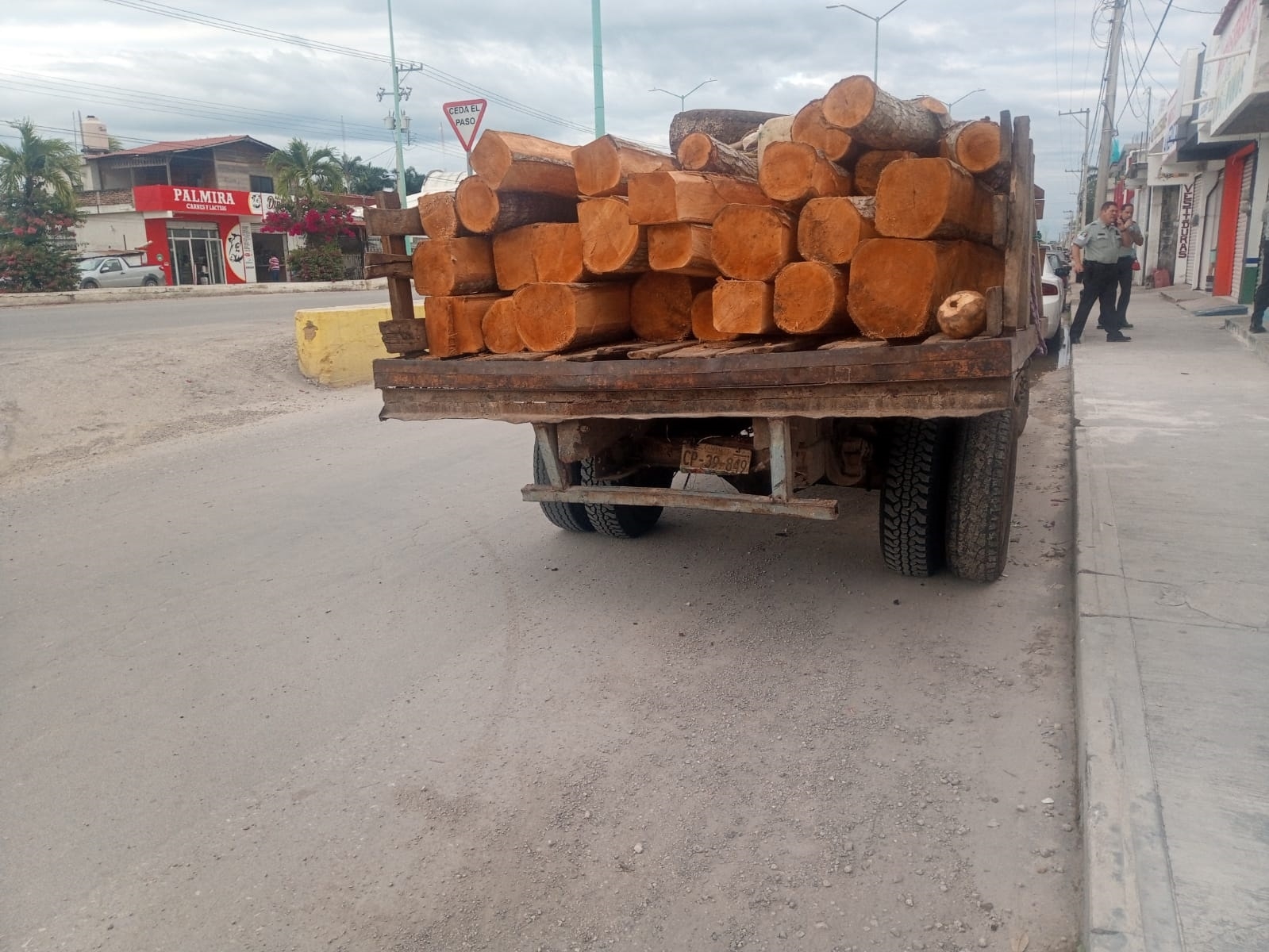 La FGR tiene en custodia la unidad con el cargamento y a las tres personas que la transportaban La FGR tiene en custodia la unidad con el cargamento y a las tres personas que la transportaban