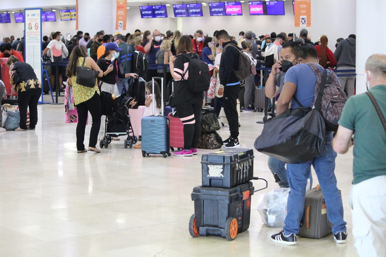 Los pasajeros con destino a ciertas ciudades de Estados Unidos, verificaron si sus vuelos saldrían en tiempo o serían reprogramados