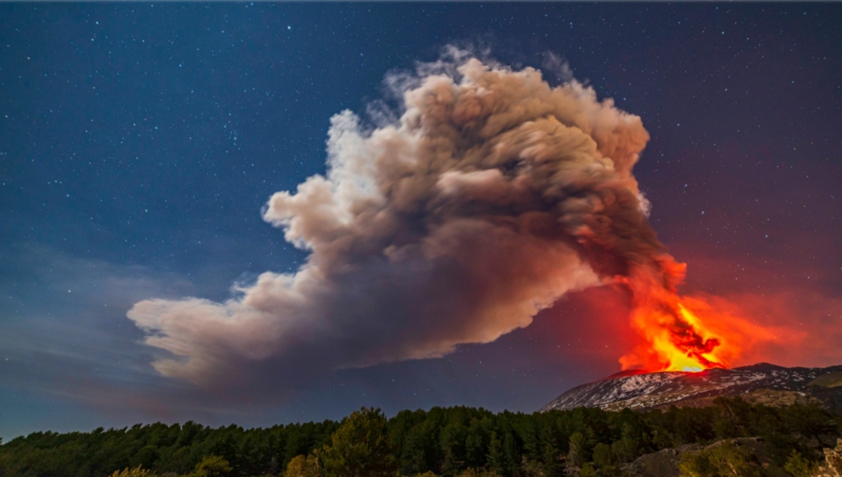 El volcán Etna, ubicado en la isla italiana de Sicilia, tuvo una erupción de su cráter sureste, que provocó una lluvia de ceniza El volcán Etna, ubicado en la isla italiana de Sicilia, tuvo una erupción de su cráter sureste, que provocó una lluvia de ceniza