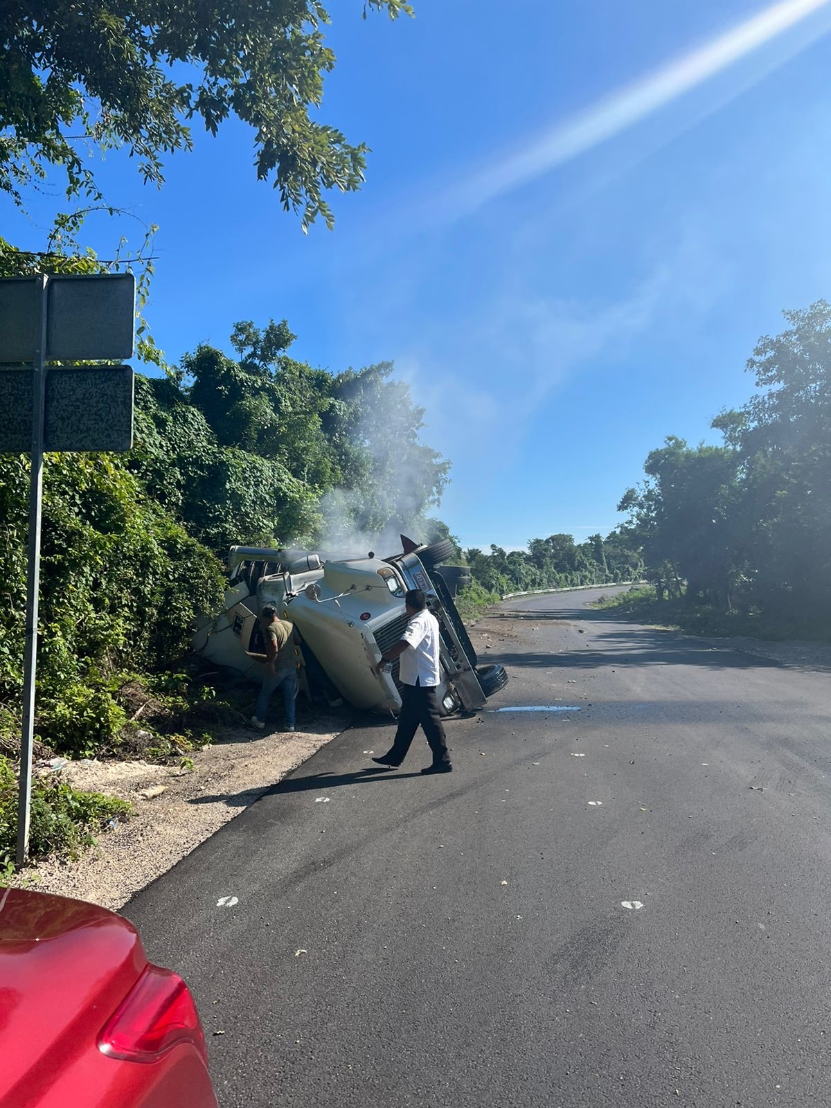 Tras la volcadura se le pide a los ciudadanos que están en carretera tomen sus precauciones Tras la volcadura se le pide a los ciudadanos que están en carretera tomen sus precauciones