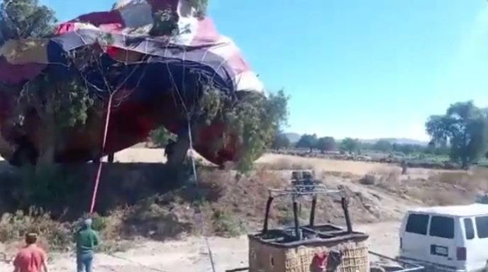 El artefacto terminó junto a un árbol luego de que su descenso se complicó por un fuerte viento que se registró en la región del Valle de Teotihuacán. El artefacto terminó junto a un árbol luego de que su descenso se complicó por un fuerte viento que se registró en la región del Valle de Teotihuacán.