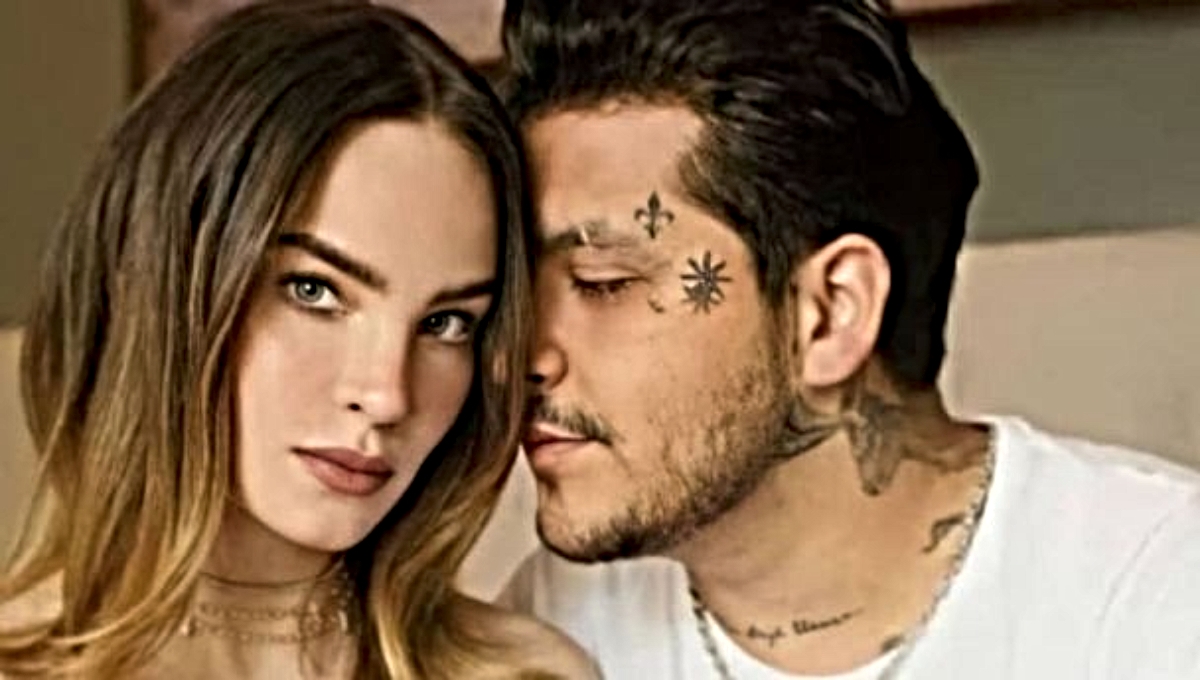 El cantante sonorense optó por colocarse un nuevo tatuaje encima del que ya tenía entre la oreja y la barba en donde antes se podía leer el nombre de "Beli"