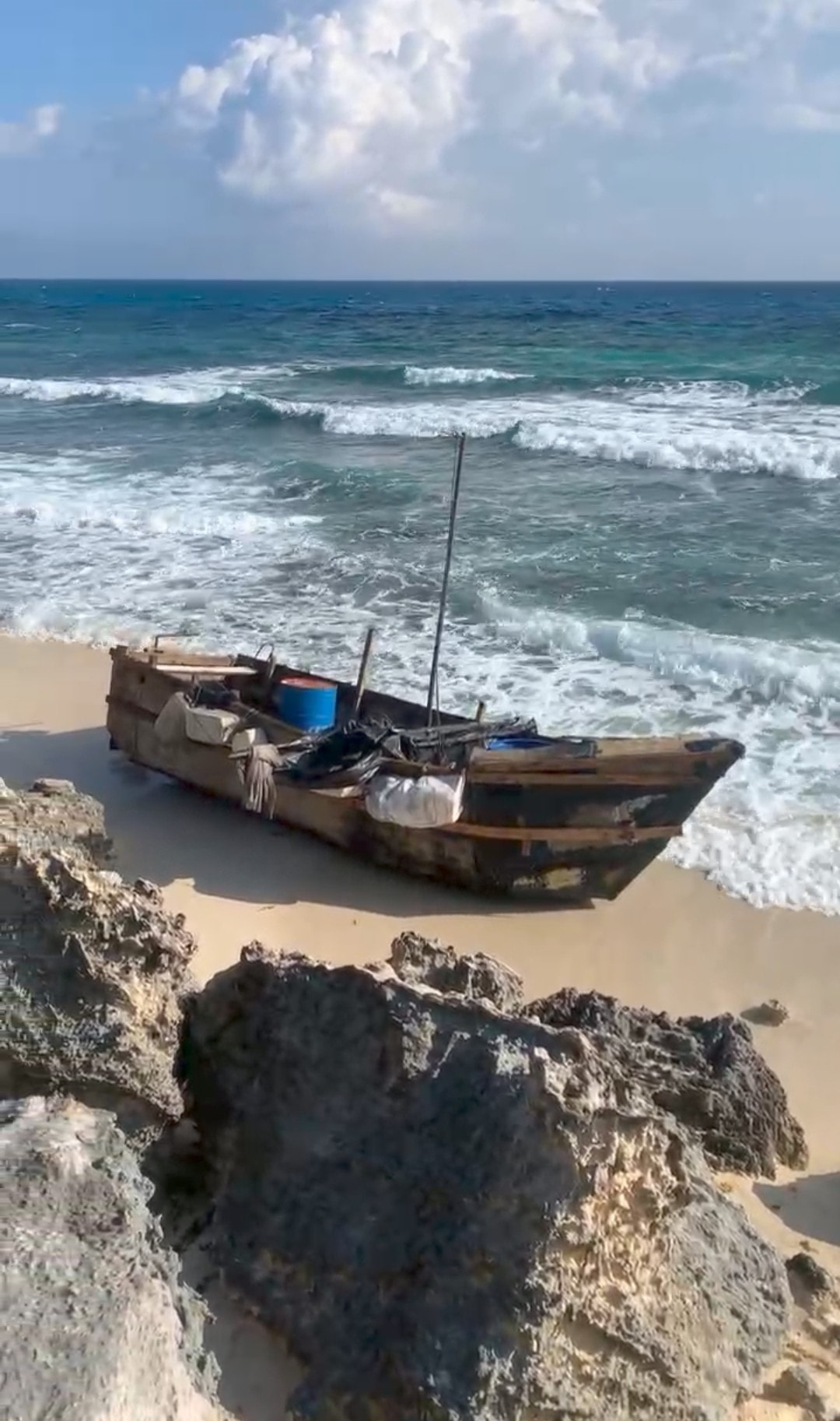 La embarcación hallada en Isla Mujeres contaba con un mástil hechizo, y aún no ha sido retirada del lugar