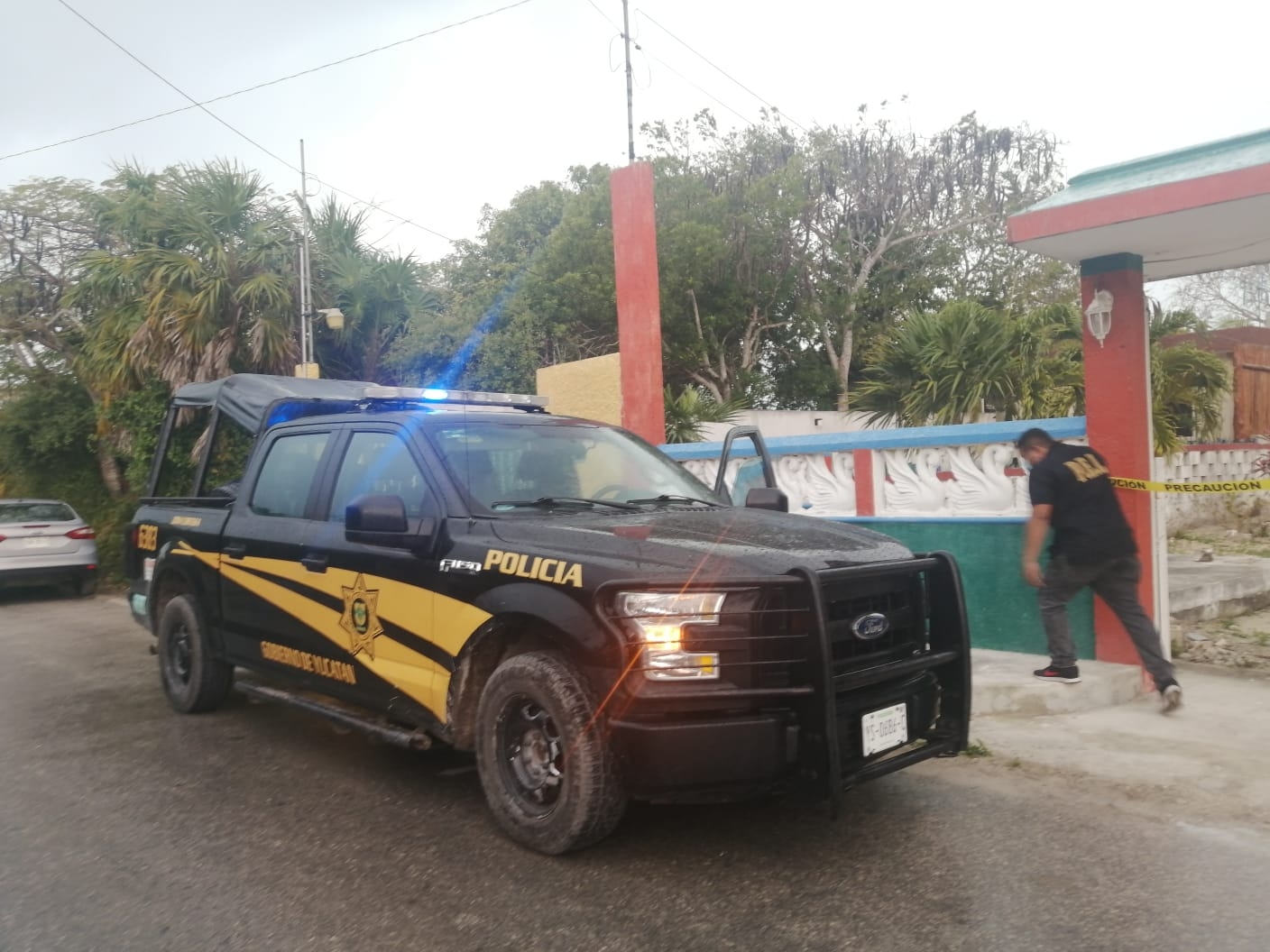 Testigos indicaron que dos integrantes de la pandilla se fueron abordo de un tsuru color blanco