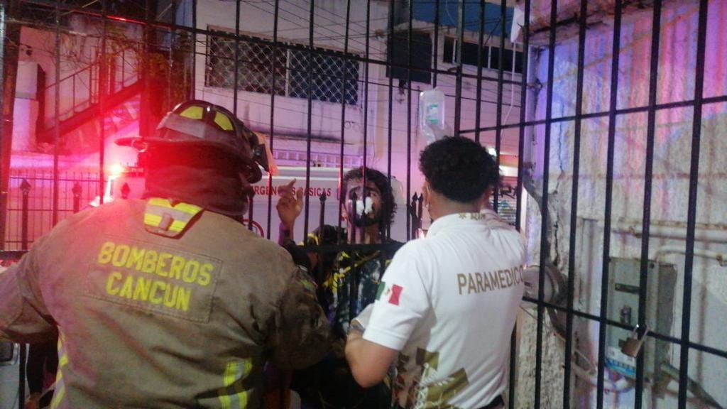 Hombre termina con la mano clavada en una reja tras caerse de una escalera en Cancún