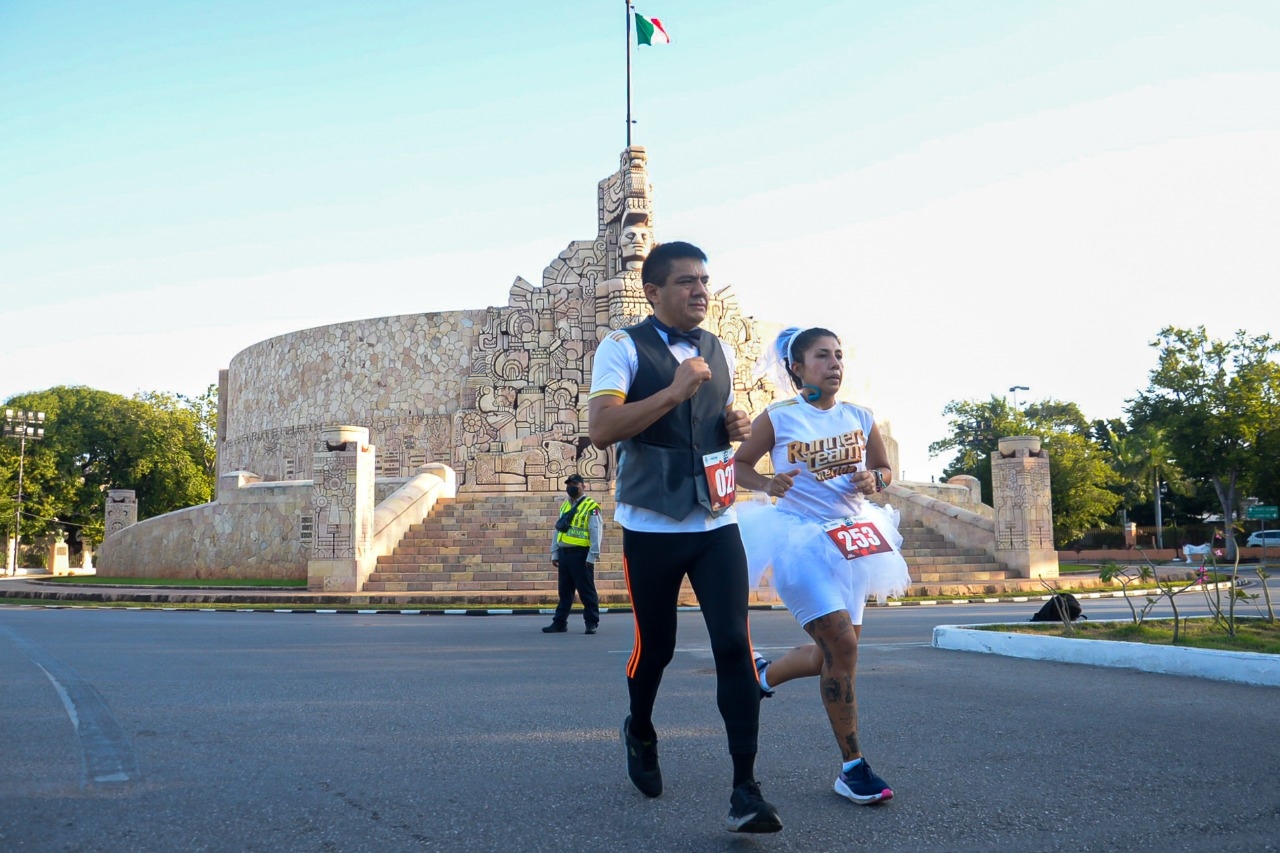 Una pareja sorprendió al vestirse como novios rumbo al altar Una pareja sorprendió al vestirse como novios rumbo al altar