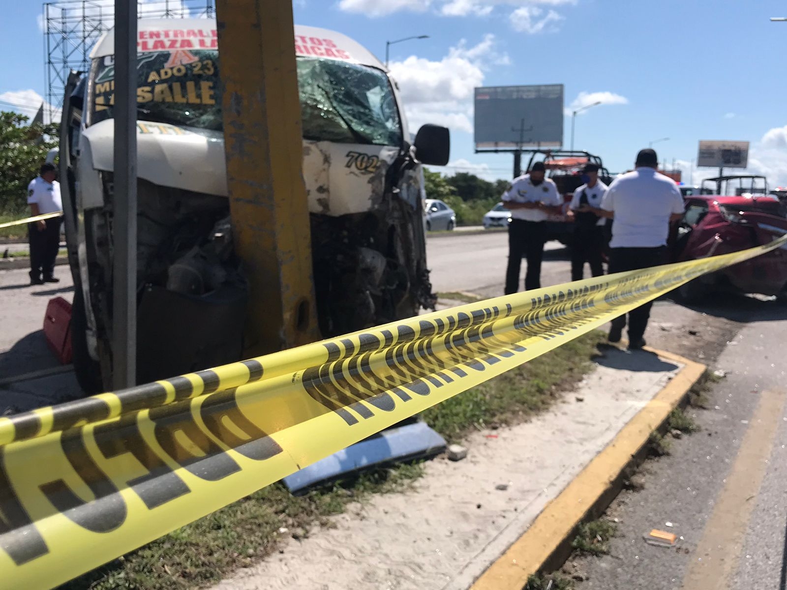 Los tres automóviles acabaron con destrozos tras el choque Los tres automóviles acabaron con destrozos tras el choque