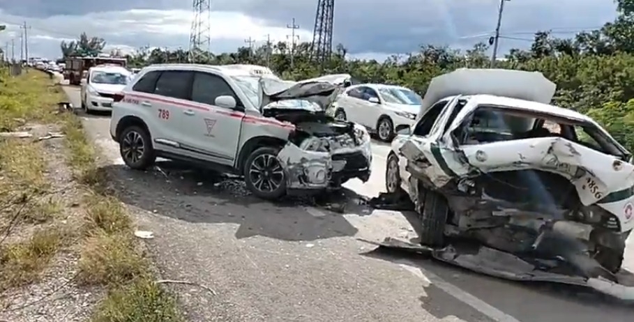 'Carambola' entre cuatro autos en Tulum deja varios daños