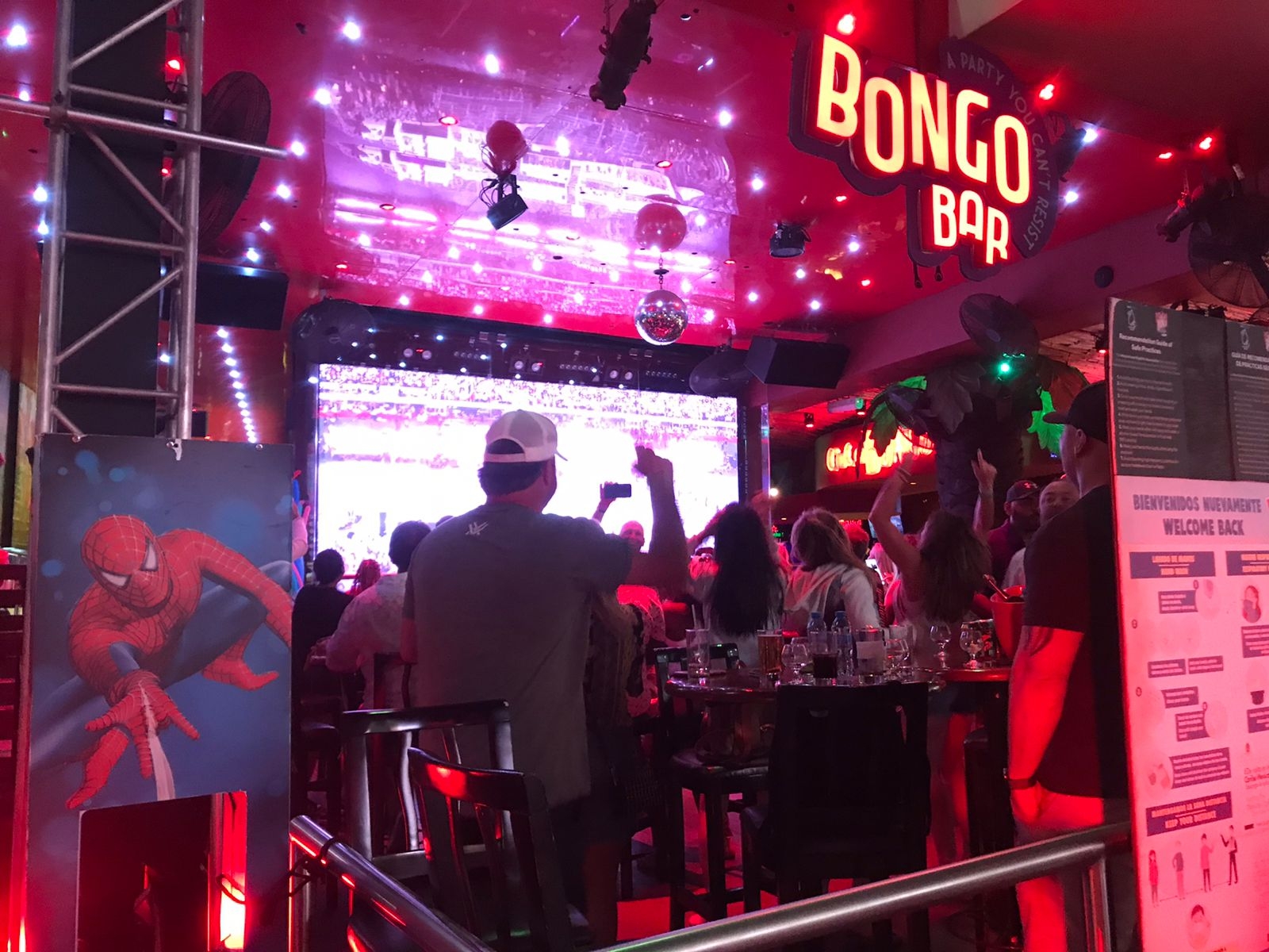 Fans extranjeros celebran en Cancún
