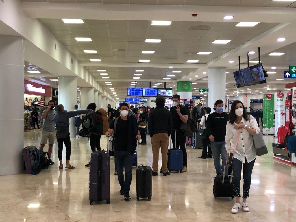 En el Día de los Enamorados, los pasajeros debieron esperar la hora en la que sería reporgramadó su salida desde Cancún