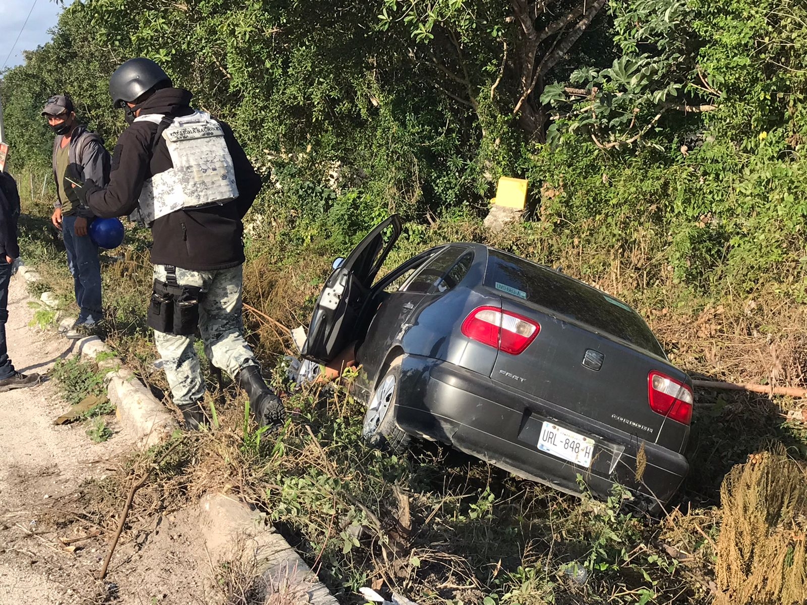 Elementos de la Guardia Nacional ayudaron al automovilista tras accidentarse en el Periférico de Cancún