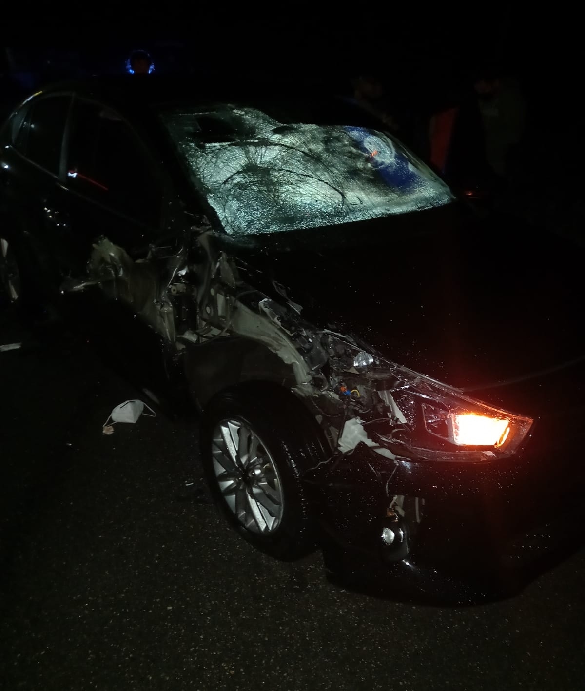 El automóvil quedó destrozado por la parte frontal tras el impacto El automóvil quedó destrozado por la parte frontal tras el impacto